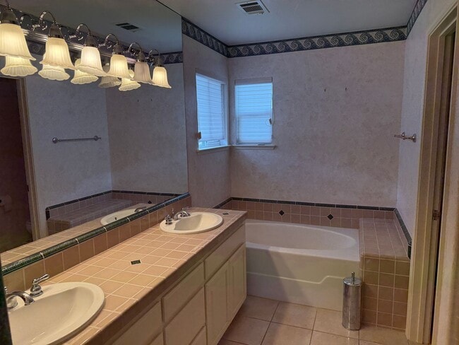 Building Photo - Los Altos Townhouse