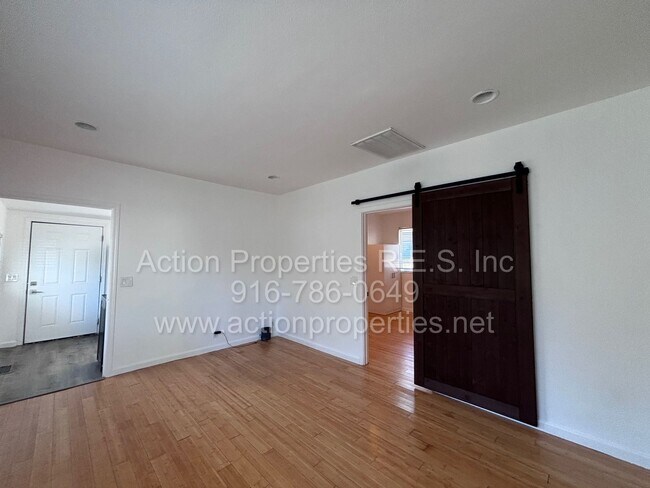 Building Photo - Downtown Roseville - 2 Bed, 1 Bath - Single Level Bungalow - Landscaping Included - Utilities Inc...