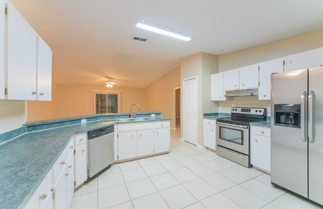 Building Photo - 920 W Lake Cannon Dr NW