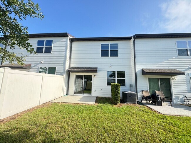 Building Photo - Your Dream Home Awaits in the Heart of Dav...