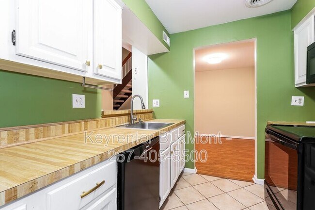 Building Photo - 654B Woodford Ln