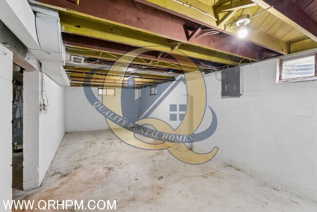 Building Photo - Don't miss your opportunity to make this home yours!