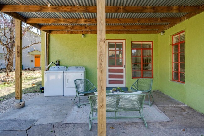 Building Photo - J07