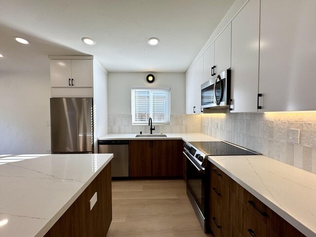 Building Photo - 864 S Bernardo Ave