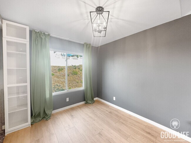 Building Photo - Spacious 2 BD- 2 BA Condo w/ Large Private Balcony, AC, and In-Unit W/D!