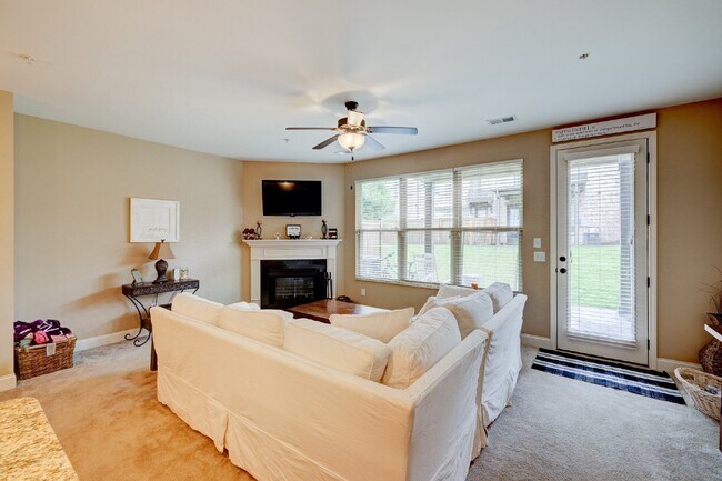 Building Photo - Hendersonville Townhome with Garage, Fireplace & Walk-In Closet