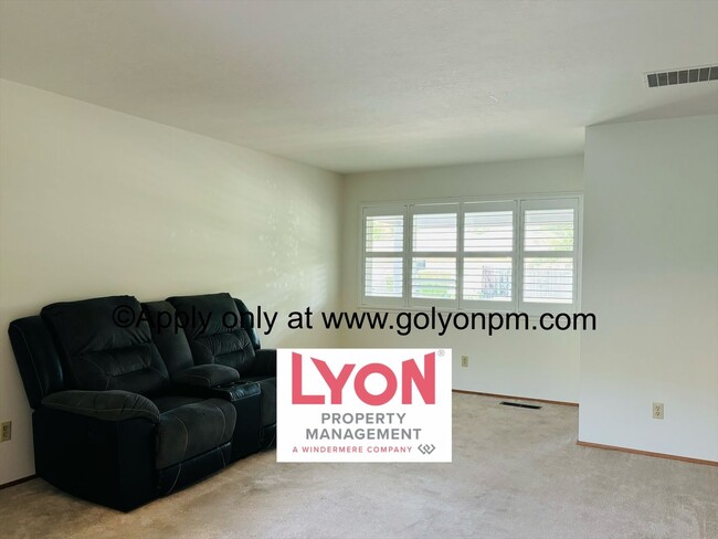 Building Photo - Spacious 2 bedroom, single level duplex in...