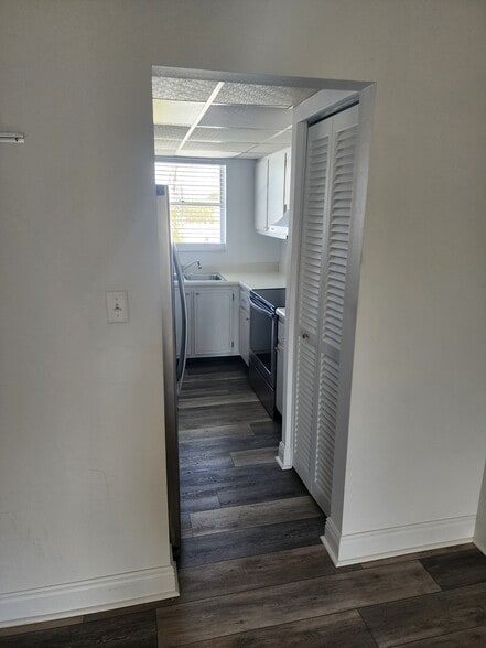 Building Photo - 1100 Ponce de Leon Cir