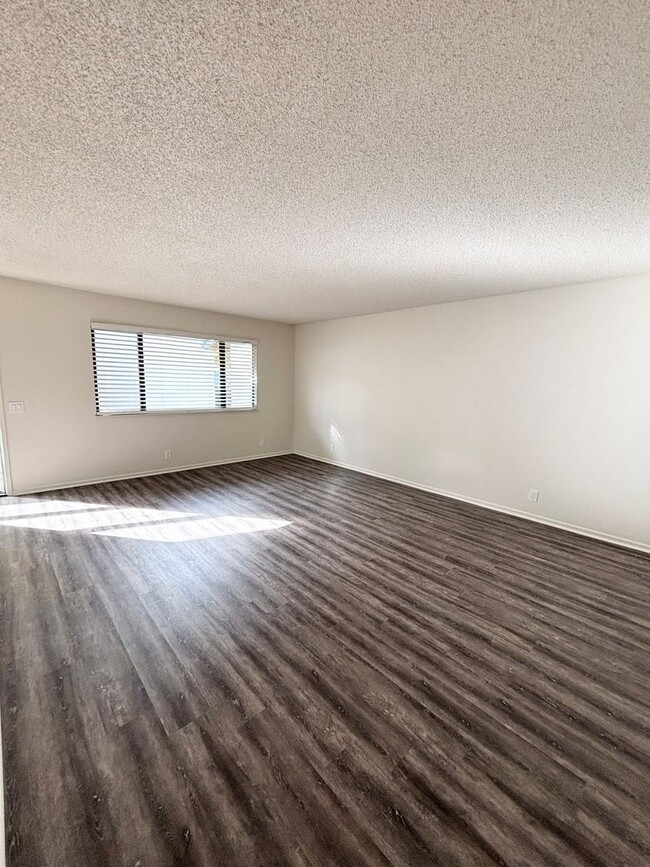 Building Photo - I412-420-P