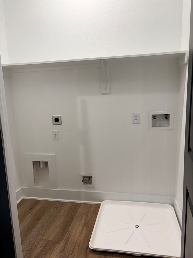 Building Photo - 2105 Esther Dr