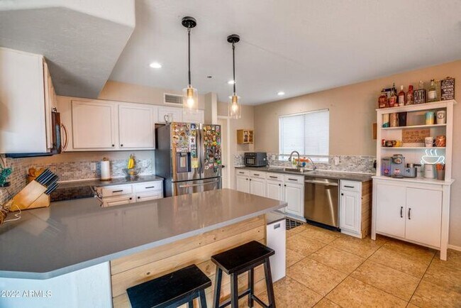 Building Photo - 5 bed - 3 bath in Litchfield with Pool!