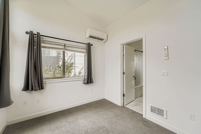 Building Photo - Modern 2-Bed, 2-Bath Townhome in Rainier B...