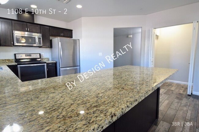 Building Photo - Modern 3 Bed 3 Bath - Less than 1 Mile to ...