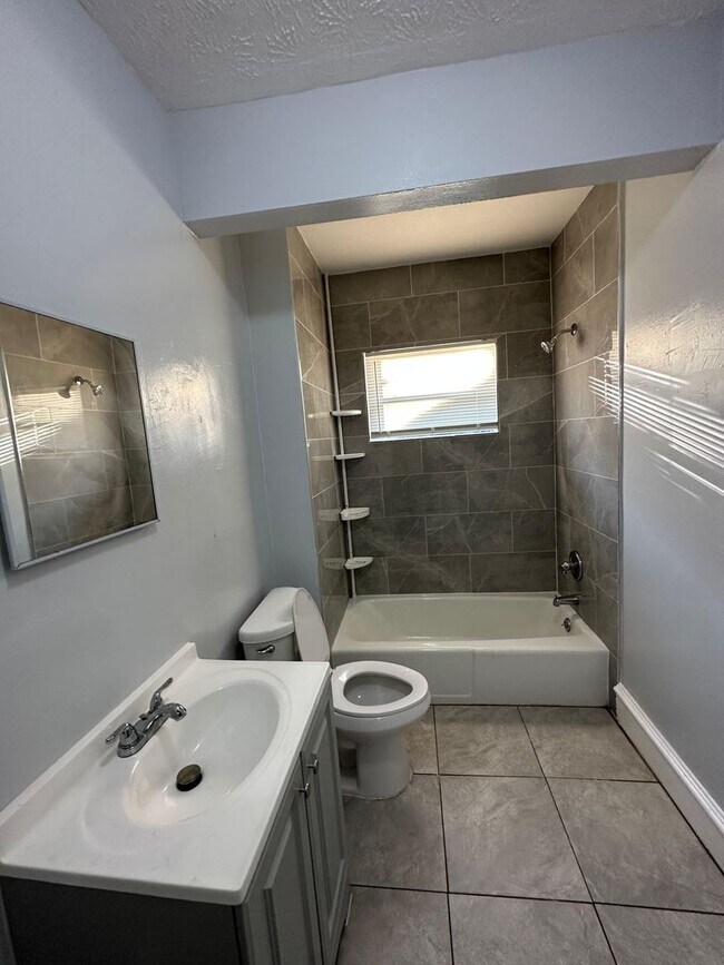 Building Photo - Fully Renovated 2/1 Single Family Ready to Move In!!!