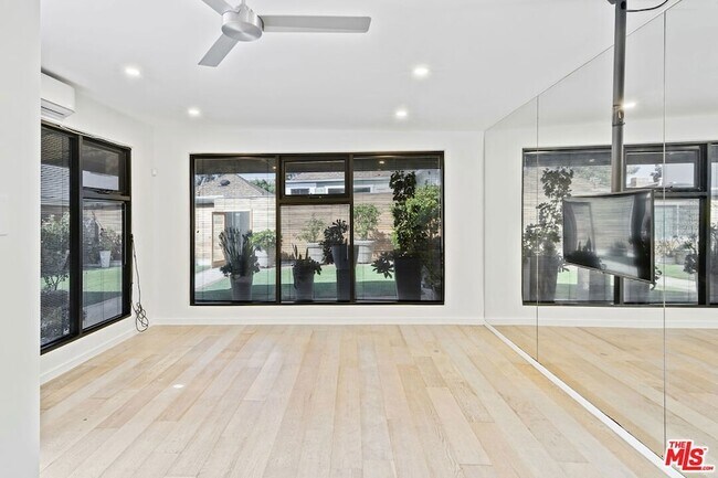 Building Photo - 516 1/2 Hill Street Unit
