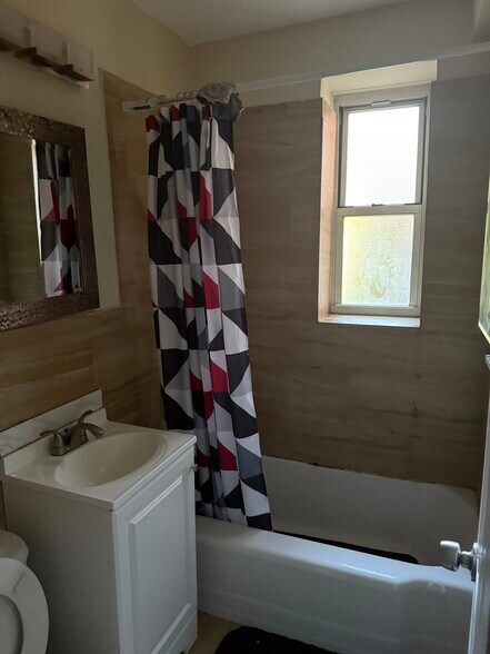 Building Photo - 2 Sadore Ln