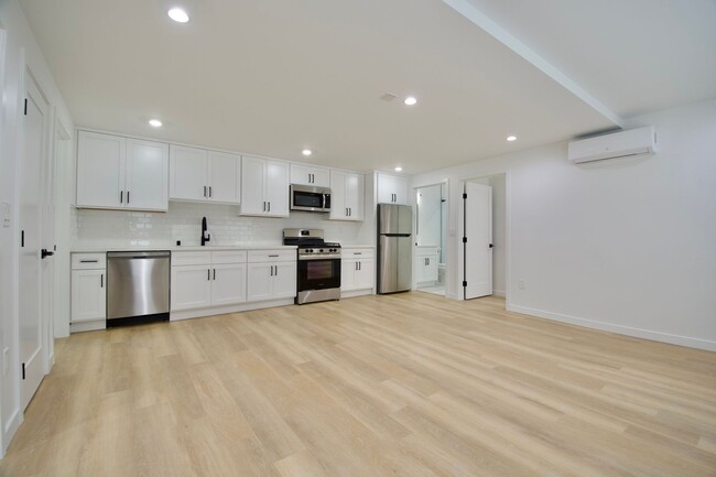 Building Photo - 1507 Silver Lake Blvd