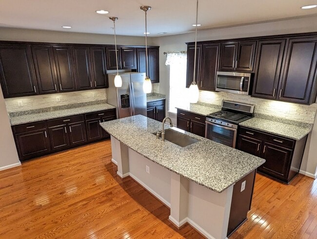 Building Photo - Gorgeous 3 level townhouse in North Potoma...