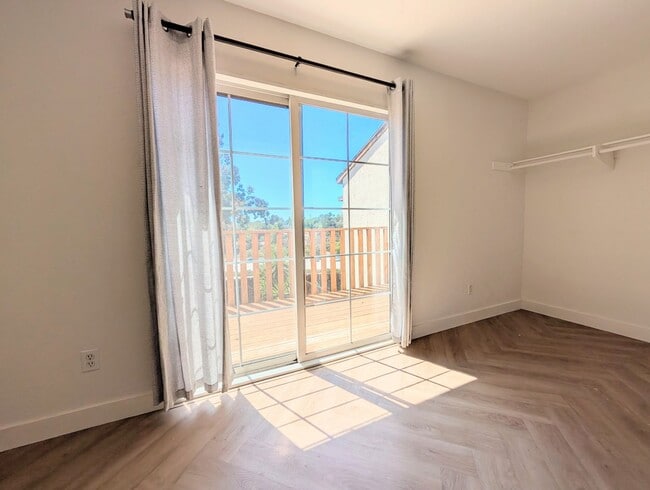 Building Photo - AWESOME 2 BED/1.5 BATH WITH LARGE YARD+WRA...