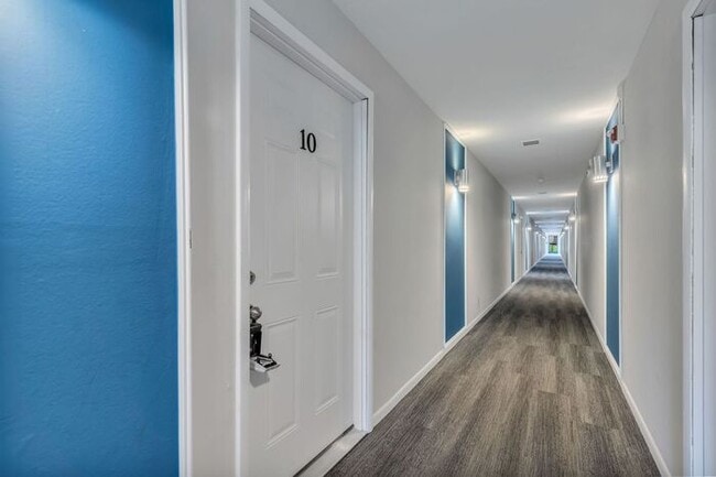 Building Photo - Remodeled 1 Bedroom Apartment!!! Walk to t...