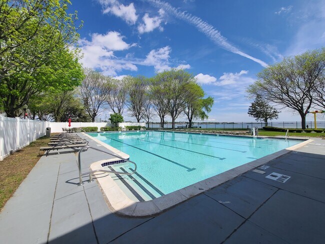 Building Photo - 1 S Point Dr