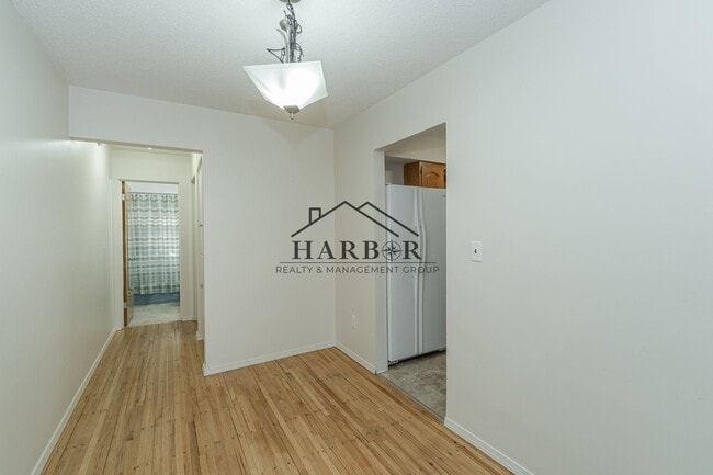Building Photo - 10th Avenue SE Duplex