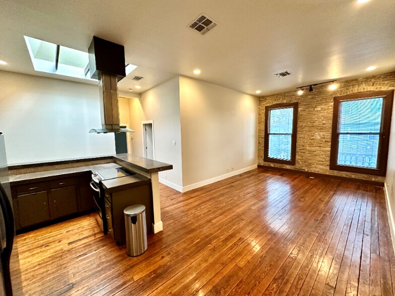 Building Photo - 319 S Flores St