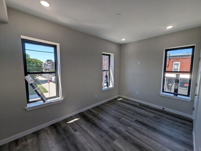Building Photo - 4995 W Thompson St