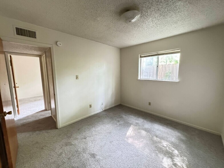 Building Photo - 425 W Avenue C