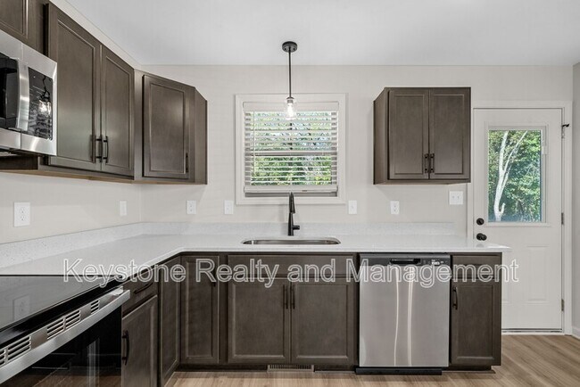 Building Photo - 174 Oak St