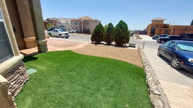 Building Photo - 4 BEDROOM 3 BATHROOM HOME! fully remodeled...