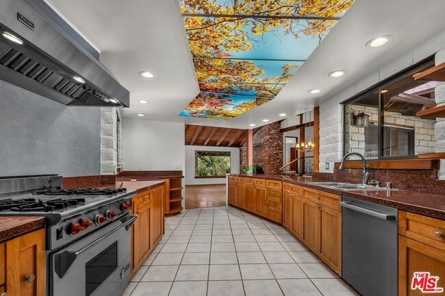 Building Photo - 535 Crater Camp Dr