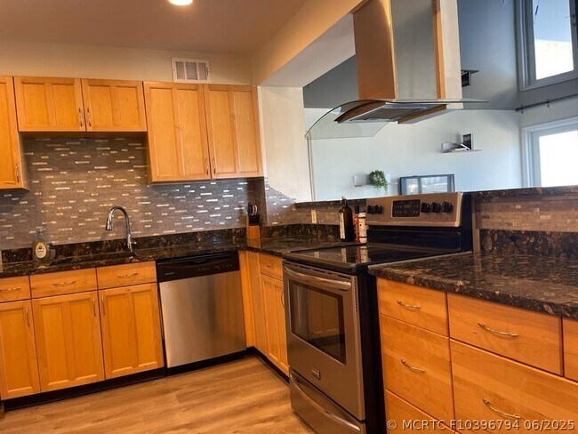 Building Photo - 401 Golden Isles Dr