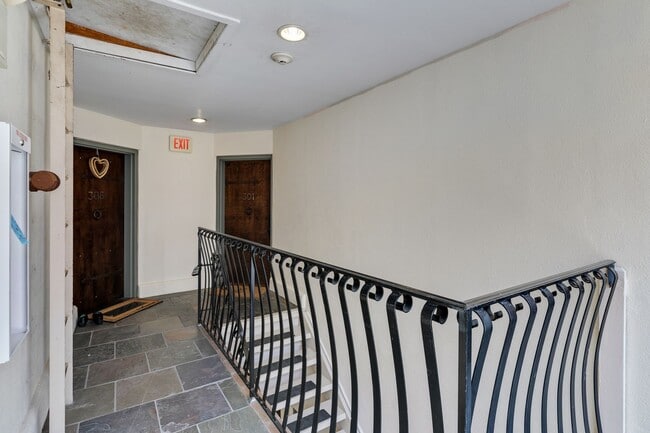 Building Photo - Beautiful Bi-level Condo For Rent In Fairmount With Parking!