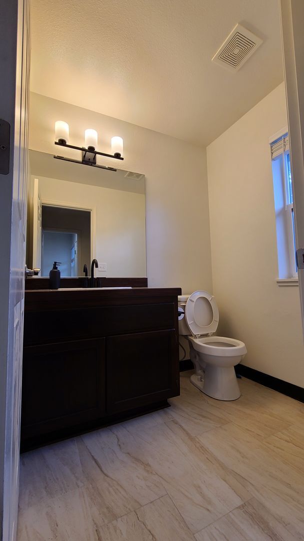 Building Photo - Quartz Ave 3plex/Ariserem-014