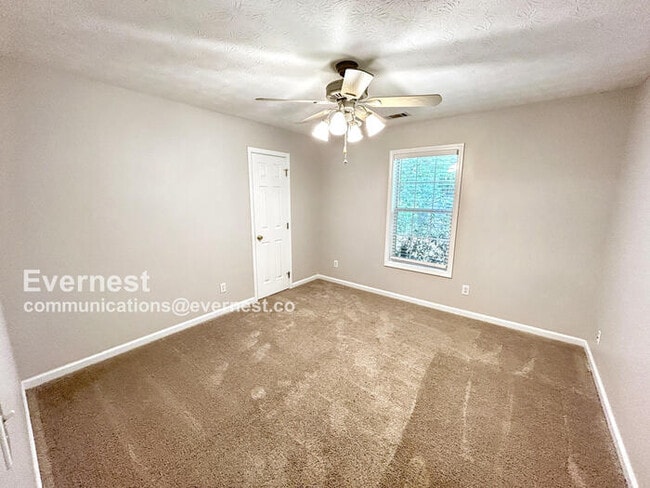 Building Photo - 1424 Snow Hill Dr