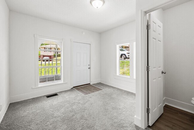 Building Photo - Spacious 4 Bedroom 2 Bath Home