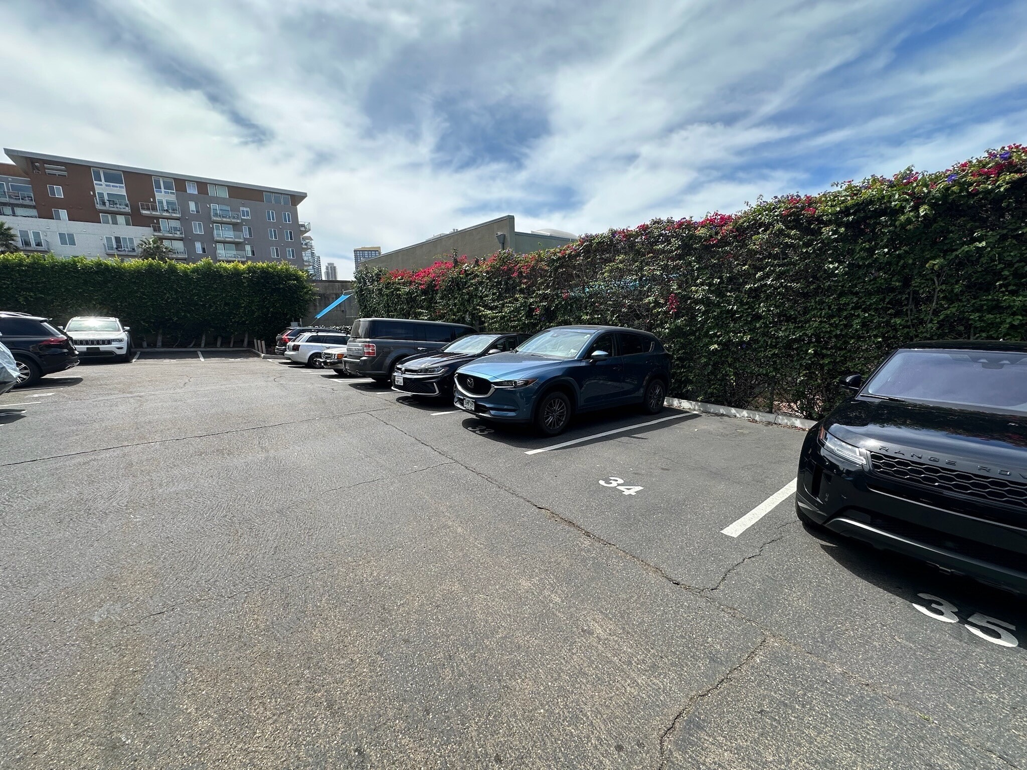 assigned parking - 941 W Hawthorn St