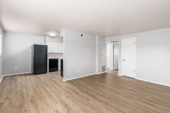 Building Photo - 611 Riverview Dr