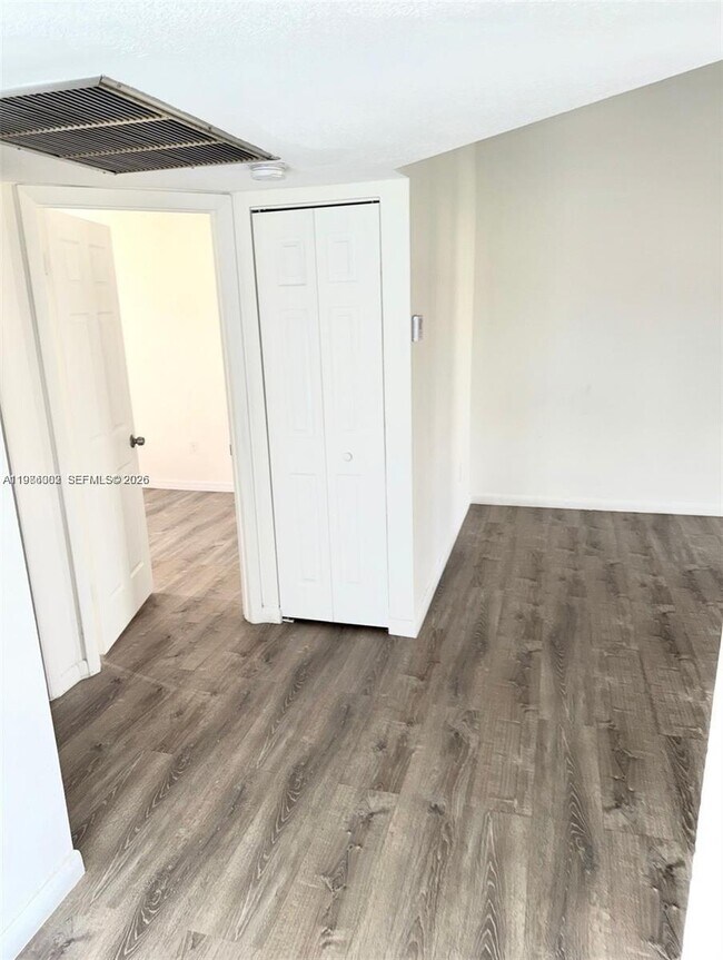 Building Photo - 1120 N Franklin Ave