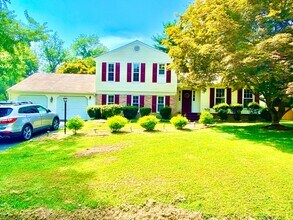 Building Photo - Amazing 4 Bedroom 2 Bathroom! Large Lot! ...