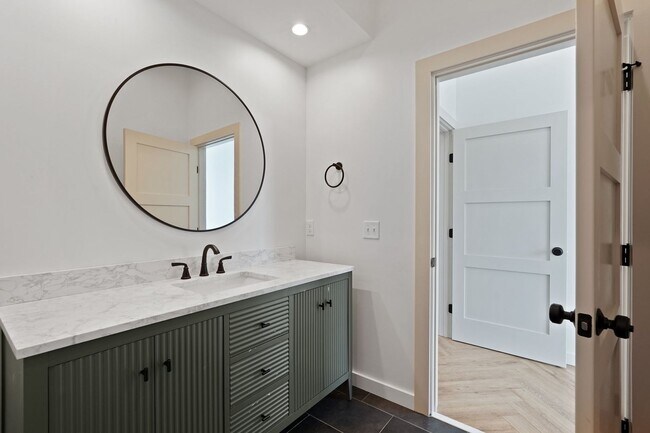 Building Photo - The 912 Building C