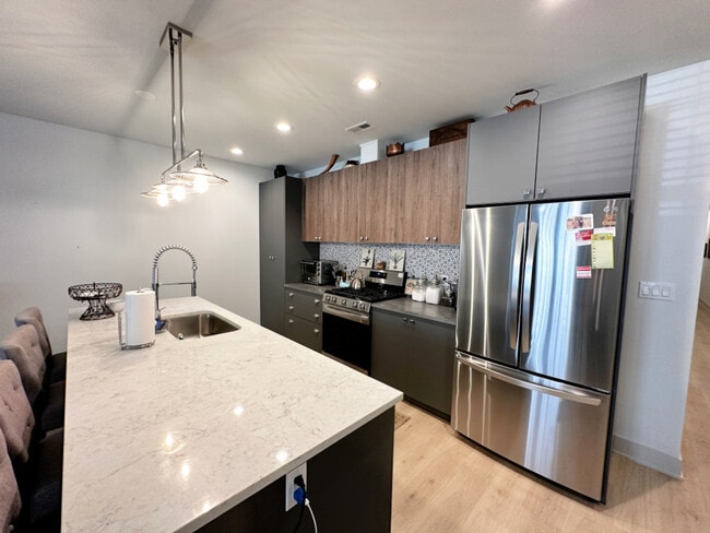 Building Photo - 4420 S Prairie Ave