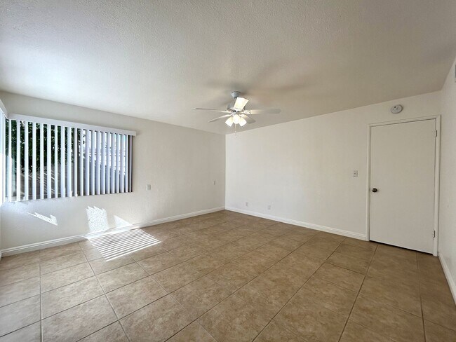Building Photo - AVAILABLE NOW!! 2 Bedroom 1 Bathroom Apart...