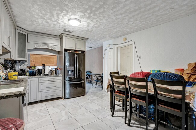 Building Photo - 6214 Wauconda Way W