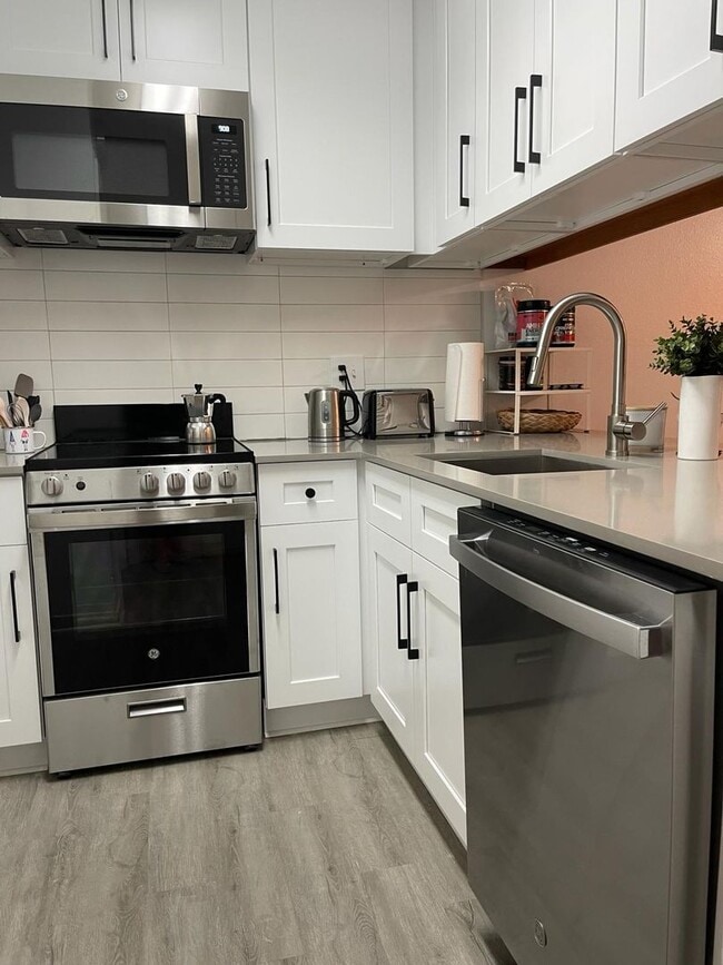 Building Photo - Cute West Campus Condo
