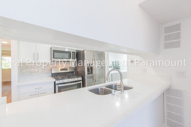 Building Photo - Spectacular 2 Bedroom, 2 Bath Condo with L...