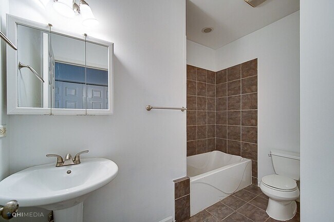 Building Photo - Amazing Woodlawn 3 Bedroom Apartment With ...