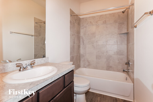 Building Photo - 15149 Meadow Glen S