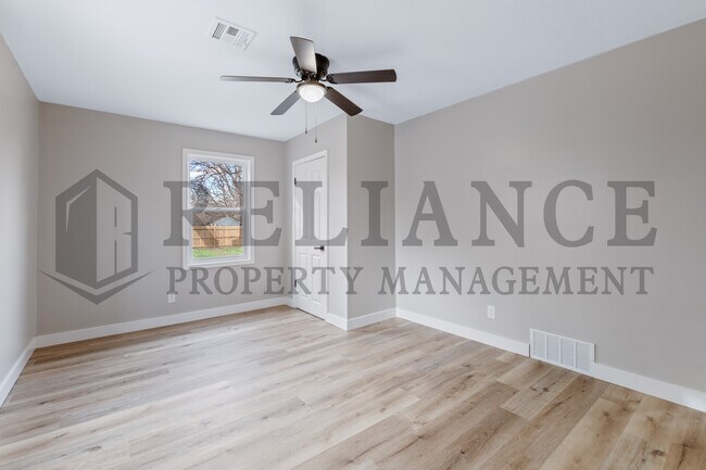 Building Photo - 1631 S Fern St